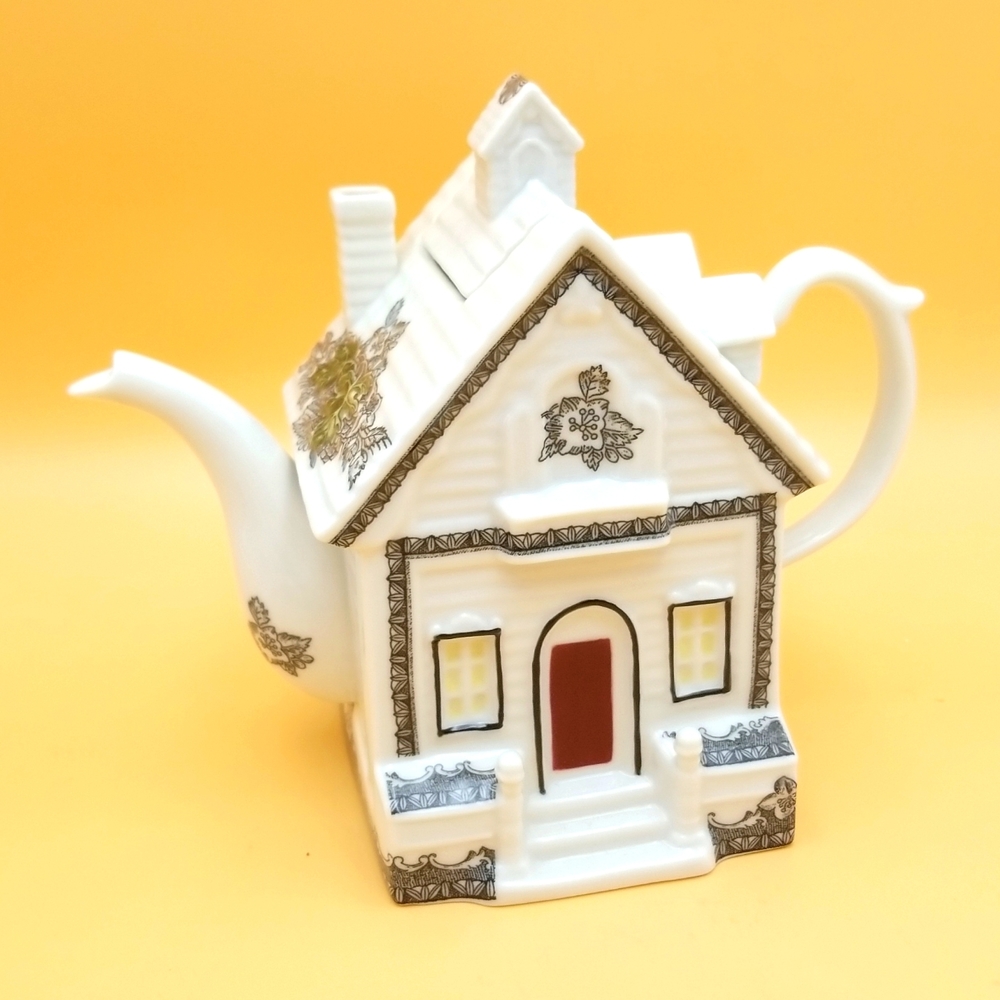 Johnson Brothers England Vintage Porcelain Teapot w/ Lid "The Friendly Village"